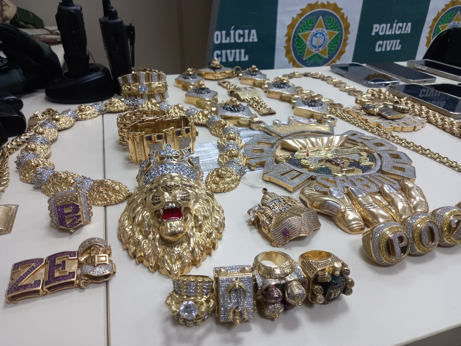 Polícia faz operação contra esquema ilegal de jogos de azar. Policiais na casa do MC Poze, no Recreio — Foto: Fabiano Rocha / Agência O Globo