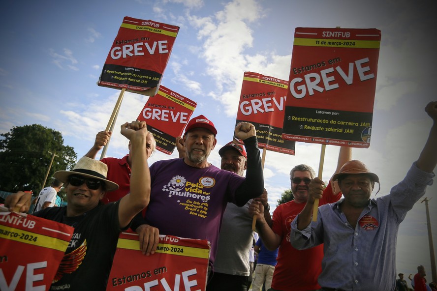 Greve de professores e técnicos administrativos de universidades e institutos federais completa dois meses