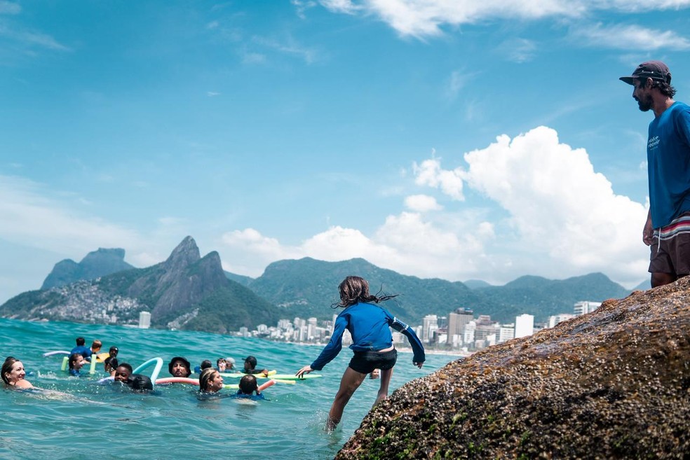 Colônia de férias Cardume do Marcinho oferece atividades aquáticas na Praia de Copacabana, no Posto 6 — Foto: Divulgação