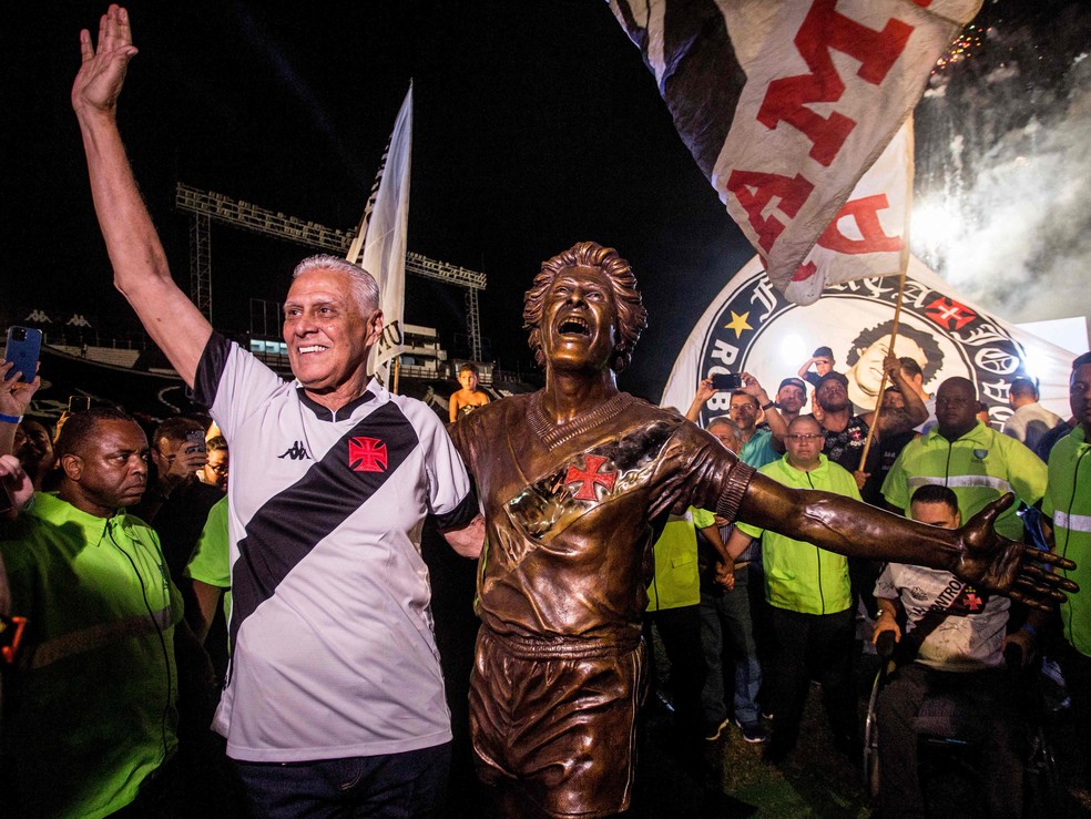 Dinamite na inaugurao de sua esttua, em abril de 2022  Foto: AFP/Daniel Ramalho/Vasco