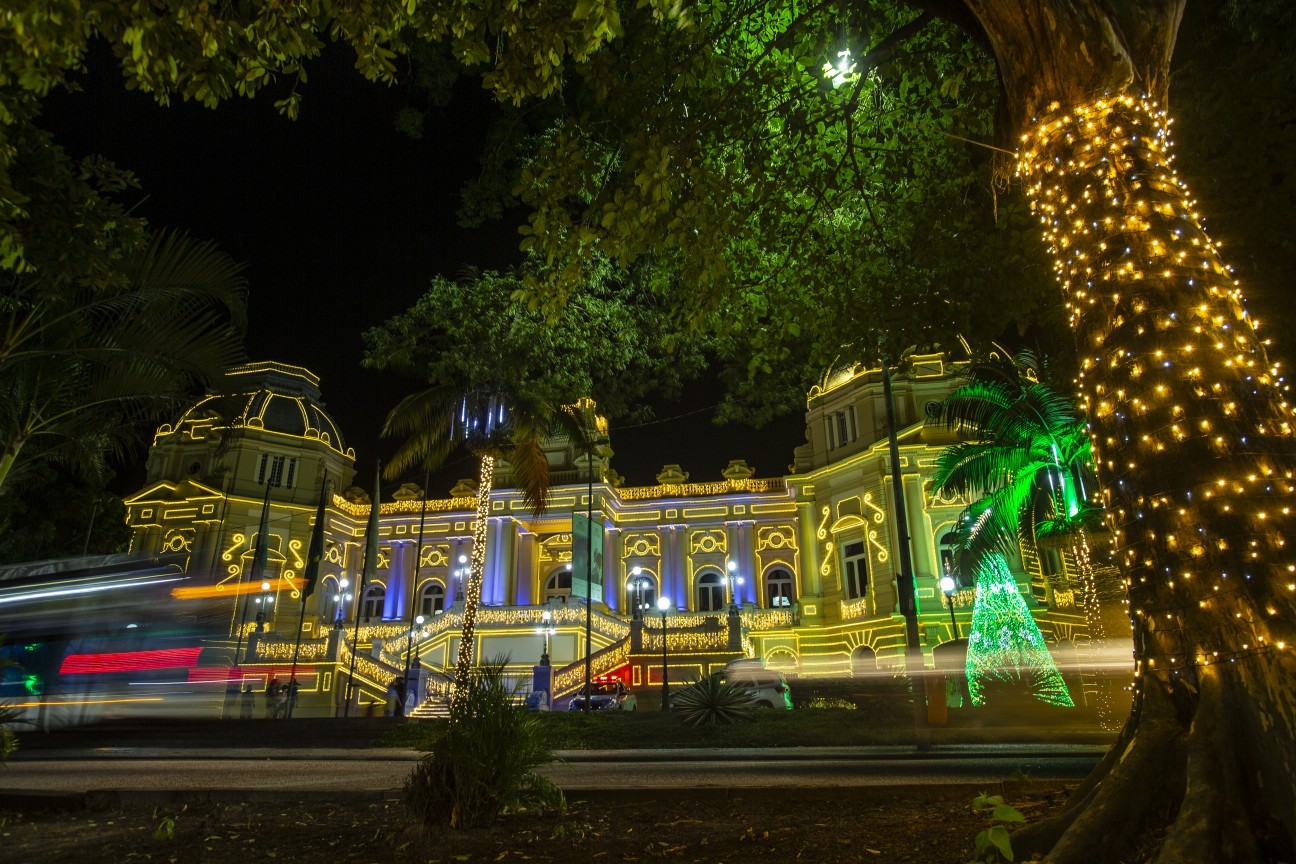Christmas lighting at Guanabara Palace – Photography: Alexander Cassiano