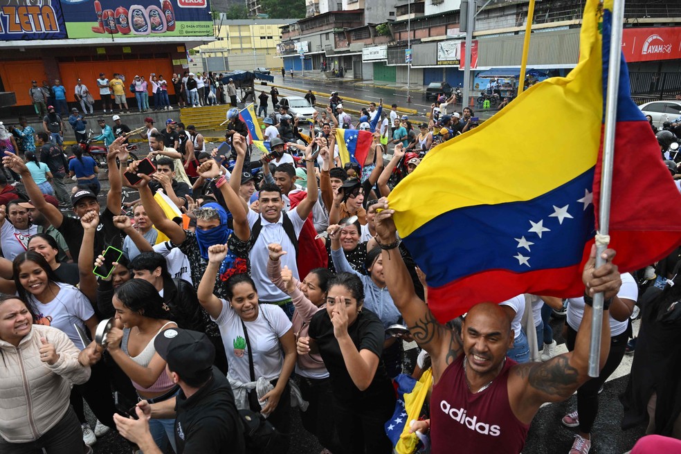 Manifestantes na favela de Petare, na Venezuela, protestam contra resultado que concedeu reeleição a Maduro — Foto: Raul Arboleda/AFP