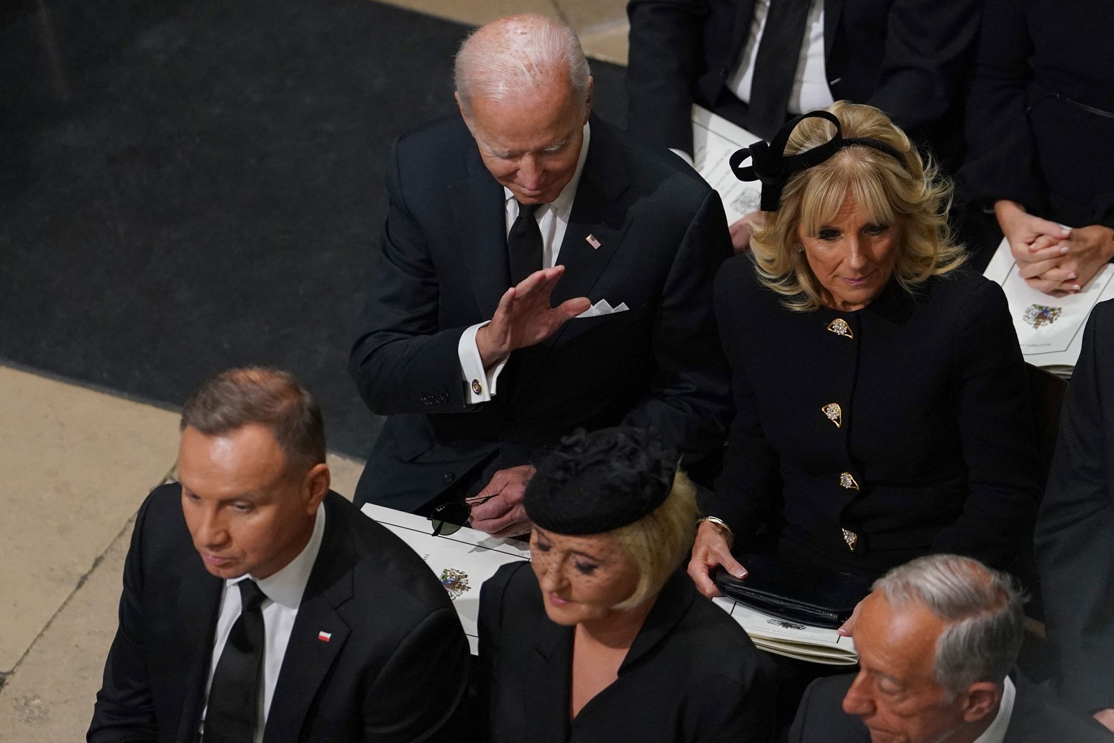 O presidente dos EUA, Joe Biden, e a primeira-dama, Jill Biden, durante o funeral da rainha na Abadia de Westminster, em Londres — Foto: Gareth Fuller / POOL / AFP
