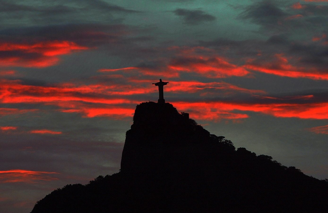 Foto do Cristo Redentor feita da Marina da Glória no fim da tarde - Foto Marcos Ramos / Agência O Globo