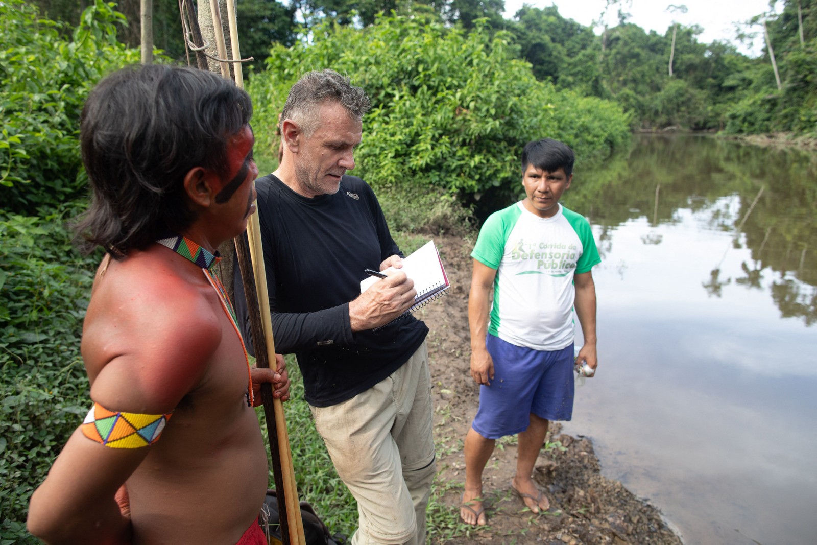 Dom Phillips conversa com indígenas durante visita Aldeia Maloca Papiú, Roraima — Foto: João Laet / AFP