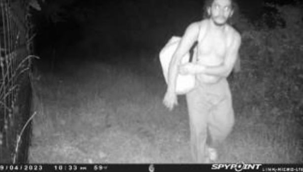 Danilo Cavalcante é visto em Longwood Gardens, com bolsa e moletom — Foto: Polícia da Pensilvânia