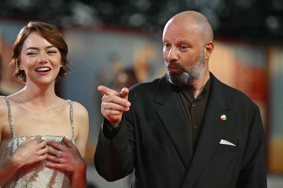 Emma Stone e o cineasta Yorgos Lanthimos no tapete vermelho de "Bugonia", no Festival de Veneza — Foto: Stefano RELLANDINI / AFP