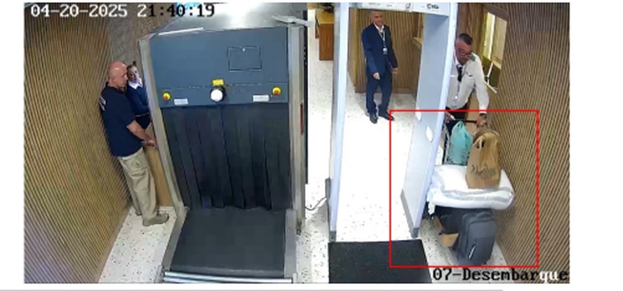 Agentes da Polícia Federal em operação de fiscalização em aeroporto internacional.