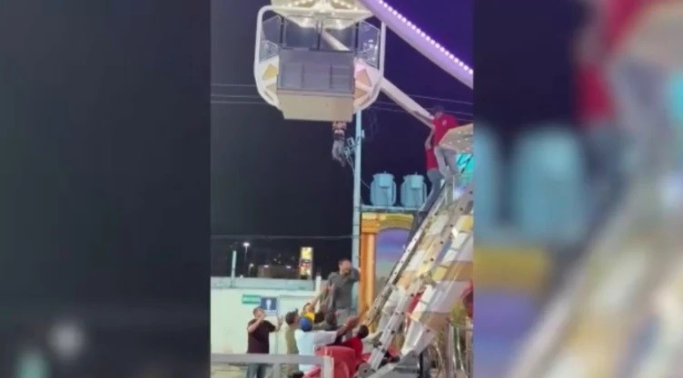 Menino fica pendurado do lado de fora de roda-gigante e precisa ser resgatado - Foto