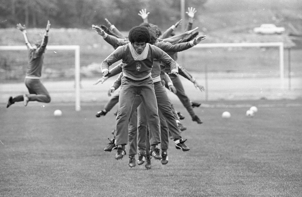 Jairzinho puxa aquecimento da seleção brasileira para treinamento tático, na Alemanha — Foto: Erno Schneider / Agência O Globo