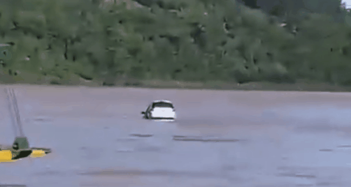 Carro cai de balsa no Rio Uruguai e motorista precisa ser resgatado; vídeo