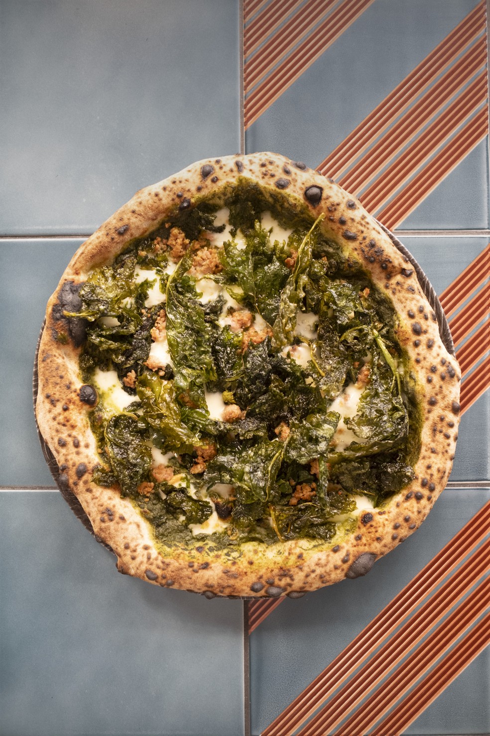 Pizza vegetariana na pizzaria Avenida Calò, ao norte do centro de Roma — Foto: Massimo Berruti/The New York Times