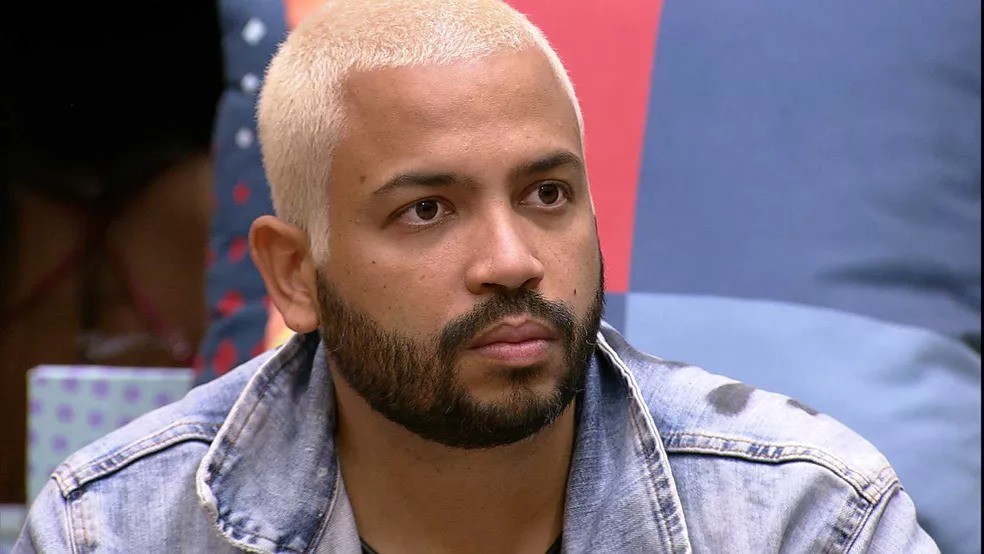 A rejeição e o cancelamento que Projota sofreu durante o "BBB 21" impactaram na sua imagem e carreira. Ele foi eliminado com 91,89% e se separou da então esposa, Tamy Contro, meses após o reality — Foto: Reprodução/TV Globo