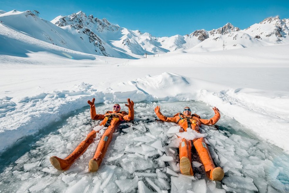 Tignes criou diversas atividades no lago congelado, como ice floating com a Ecole des Explorateurs, de Alban Michon. — Foto: Divulgação