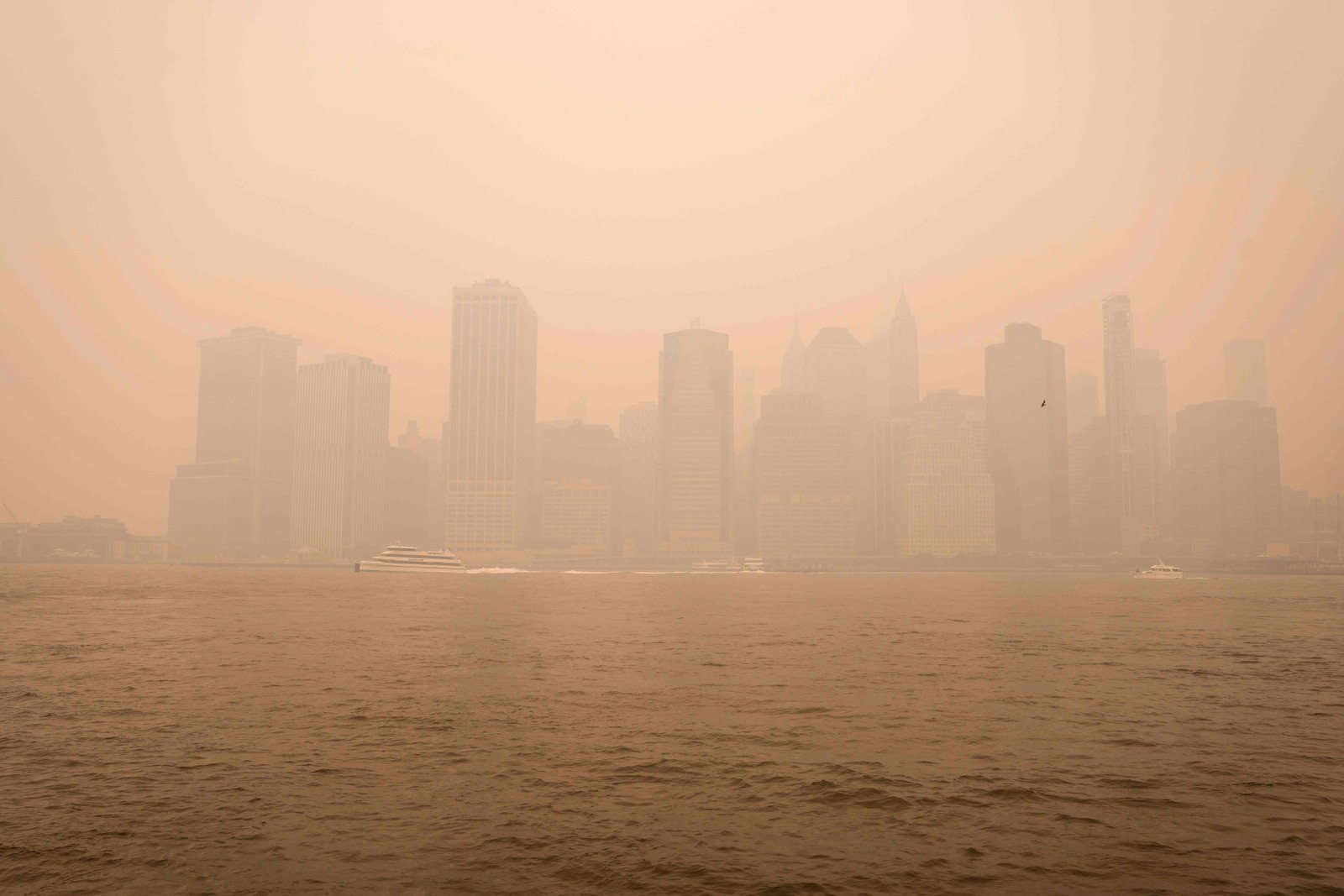 O horizonte de Lower Manhattan com céu nebuloso causado pela fumaça de grandes incêndios florestais no Canadá  - Foto de Scott Heins/GETTY IMAGES NORTH AMERICA/Getty Images via AFP