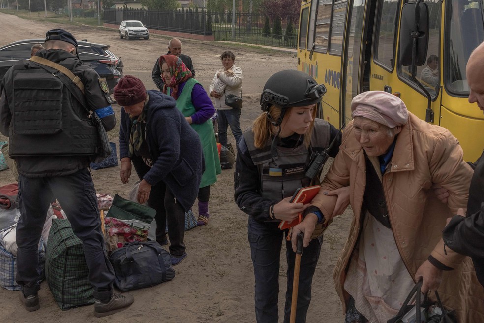 Evacuados são recebidos em posto de fiscalização em Kharkiv — Foto: Roman Pilipey/AFP