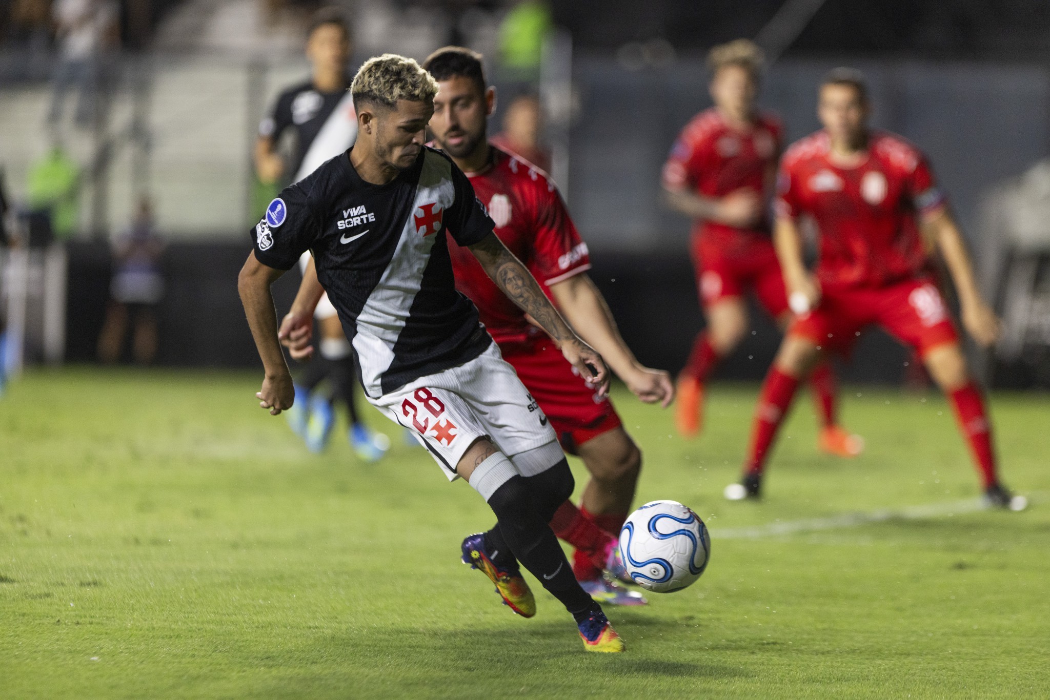 Em noite de protestos da torcida, Vasco goleia o Barracas e vai aos playoffs da Sul-Americana