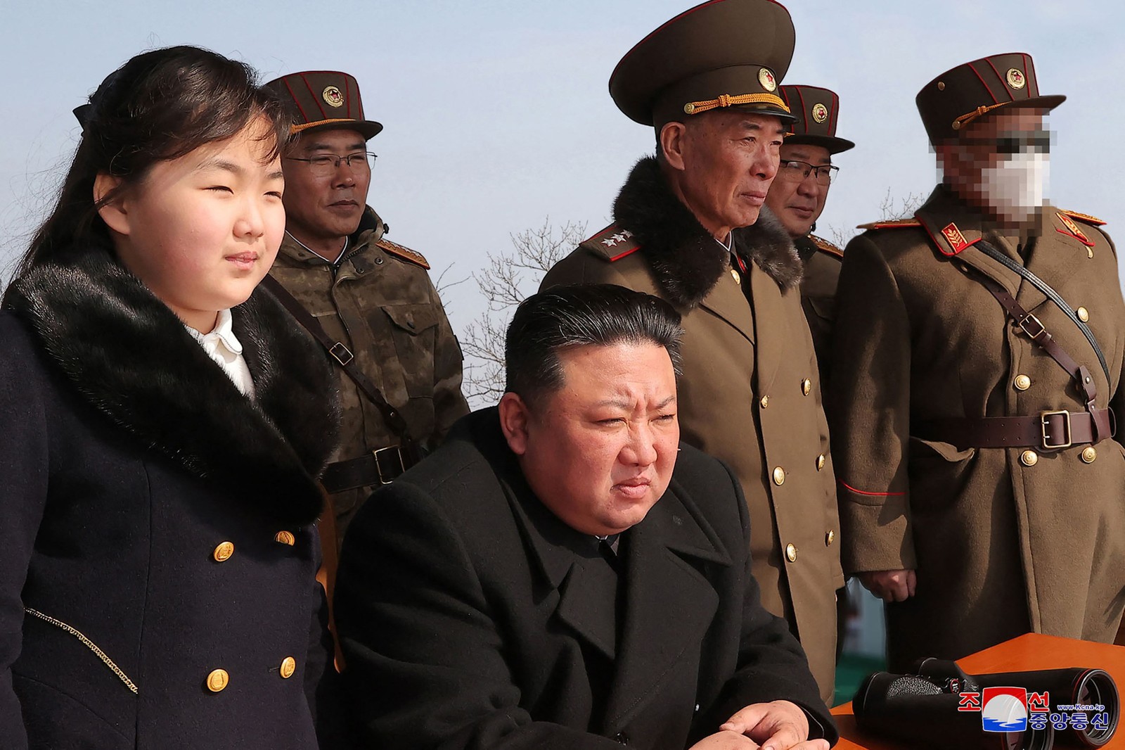 Líder da Coreia do Norte Kim Jong Un observa exercício de lançamento de míssil simulando um ataque nuclear tático em Condado de Cheolsan, Província de Pyongan do Norte — Foto: KCNA/AFP