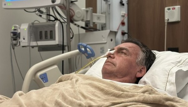 Carlos Bolsonaro posta foto do pai e diz que médicos avaliam 'soluços persistentes'