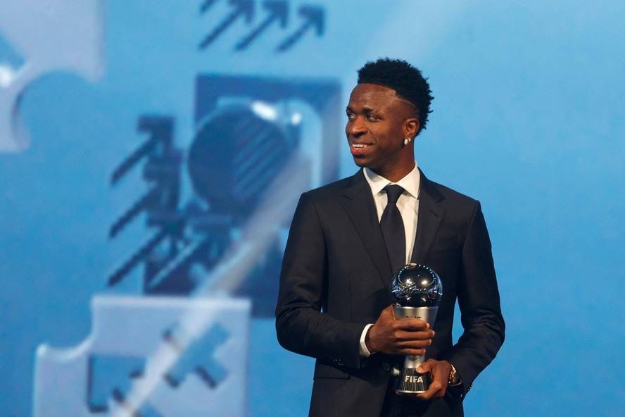 Vinicius Junior com o trof&eacute;u de Melhor do Mundo da Fifa