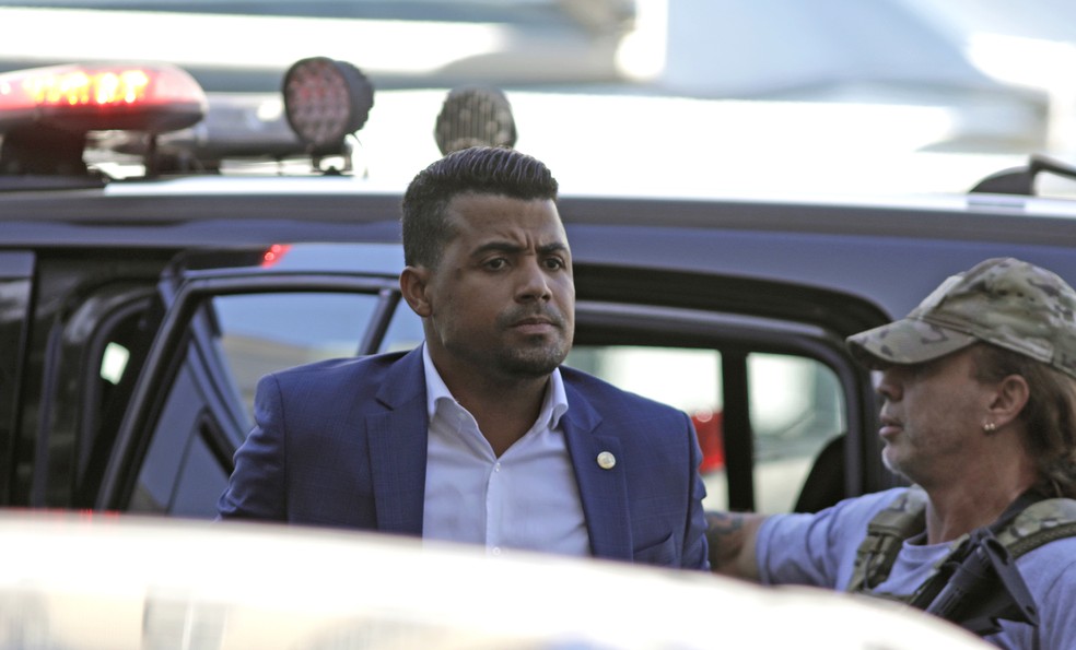 O deputado estadual TH Jóias chega à sede da PF no Rio após ser preso — Foto: Fabiano Rocha / Agência O Globo
