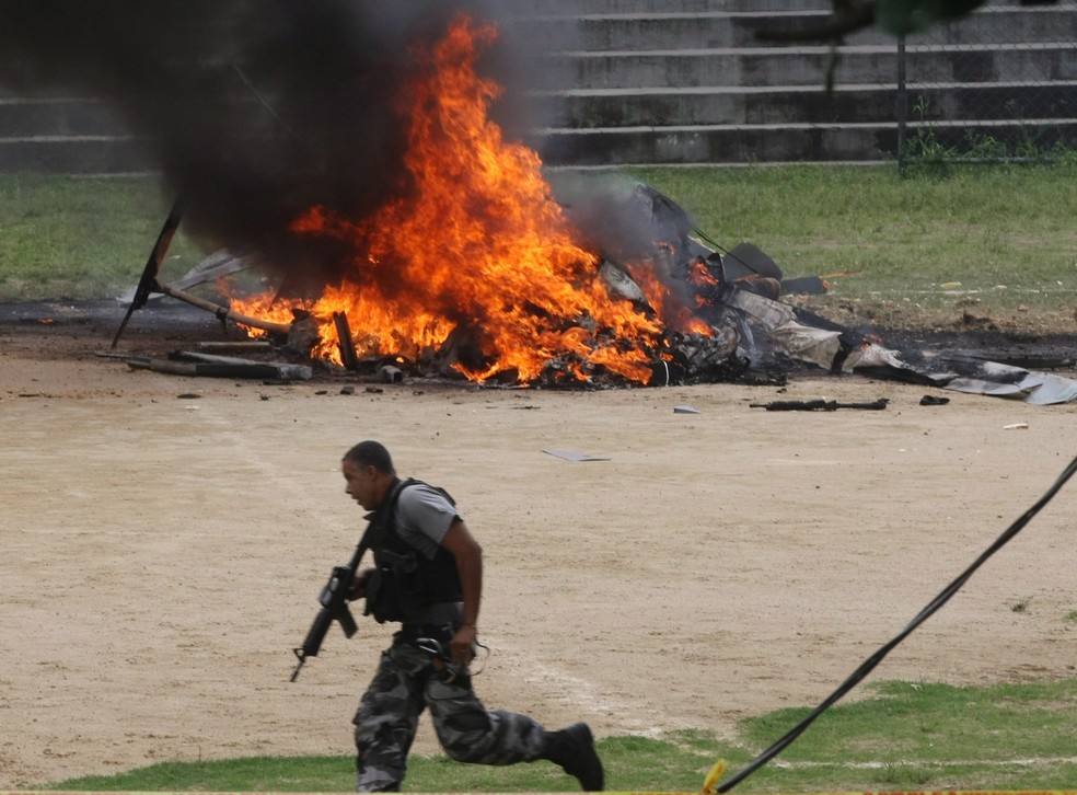 Helicóptero da PM foi atingido enquanto tentava acabar com guerra entre bandidos dos morros do São João e dos Macacos — Foto: Márcia Foletto / Agência O Globo / 17-10-2009