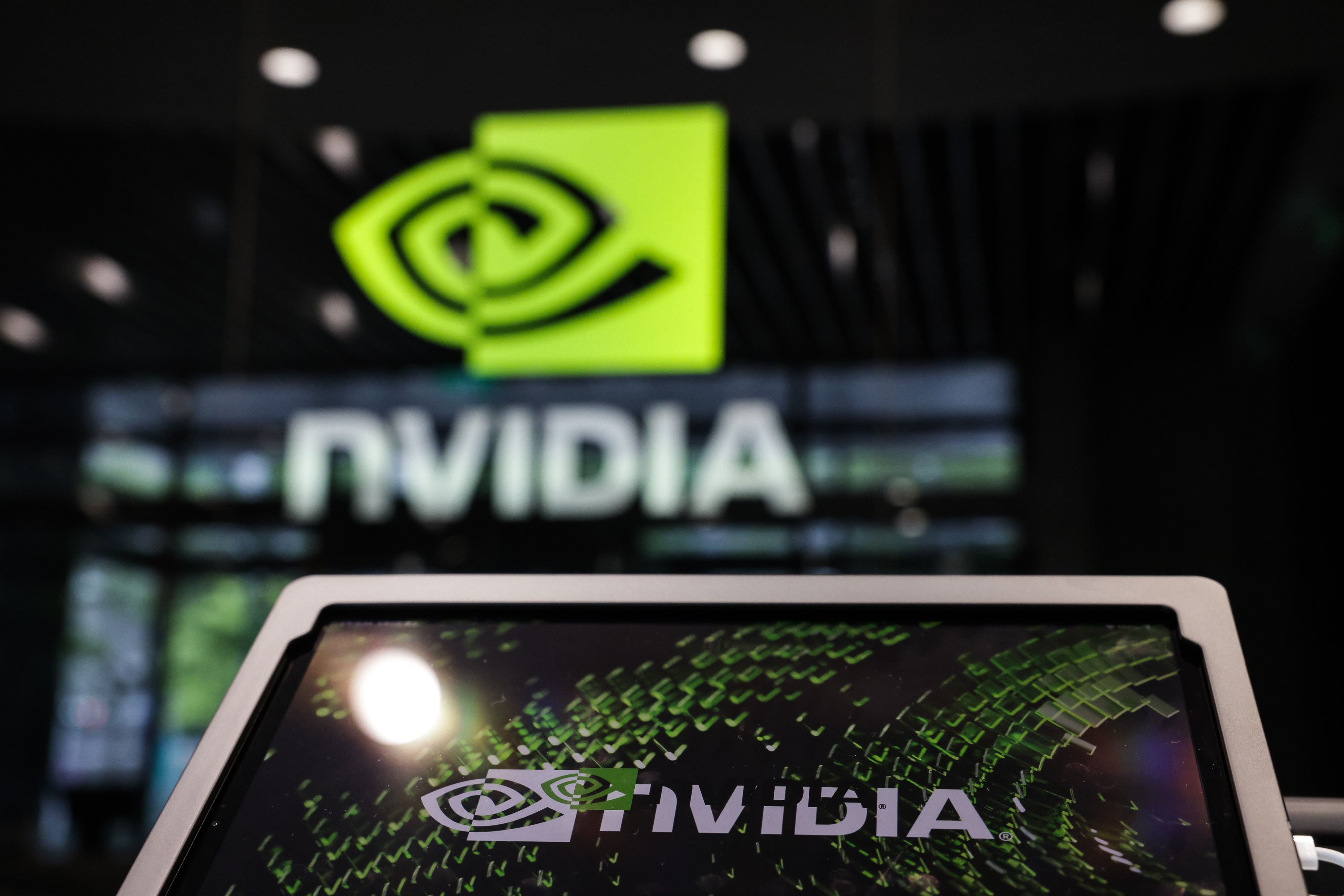 Nvidia alcança US$ 3,43 tri e supera Apple como empresa mais valiosa do mundo