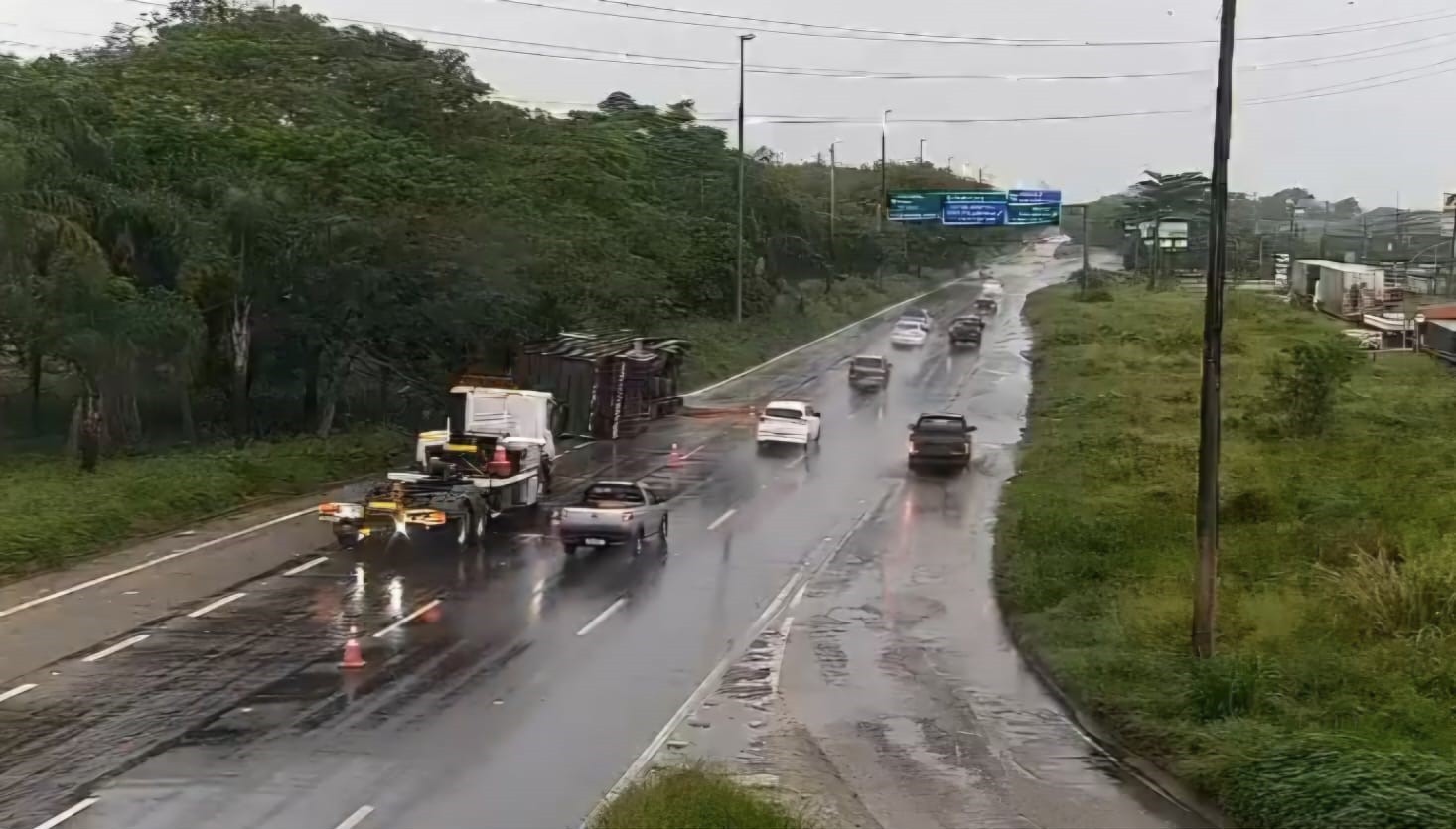 Chuva provoca acidentes em diferentes vias do Rio neste domingo de eleições