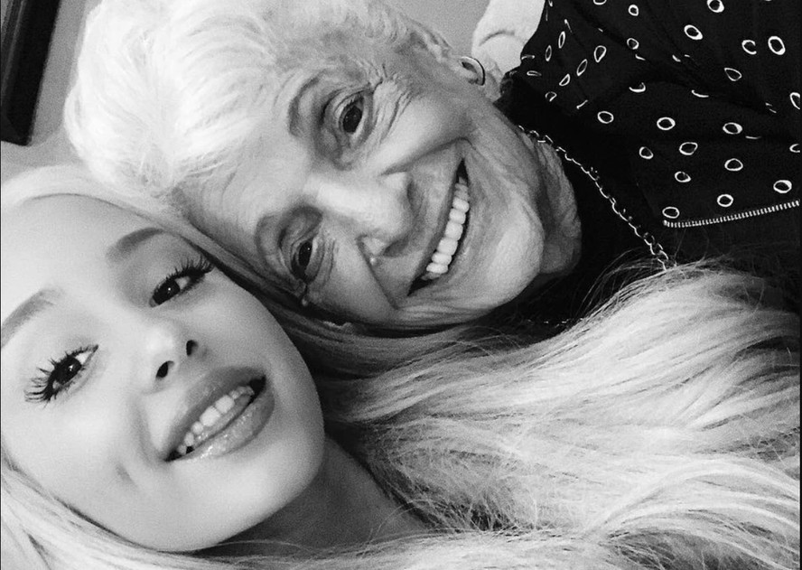 A cantora Ariana Grande e a avó, Marjorie, em 2017