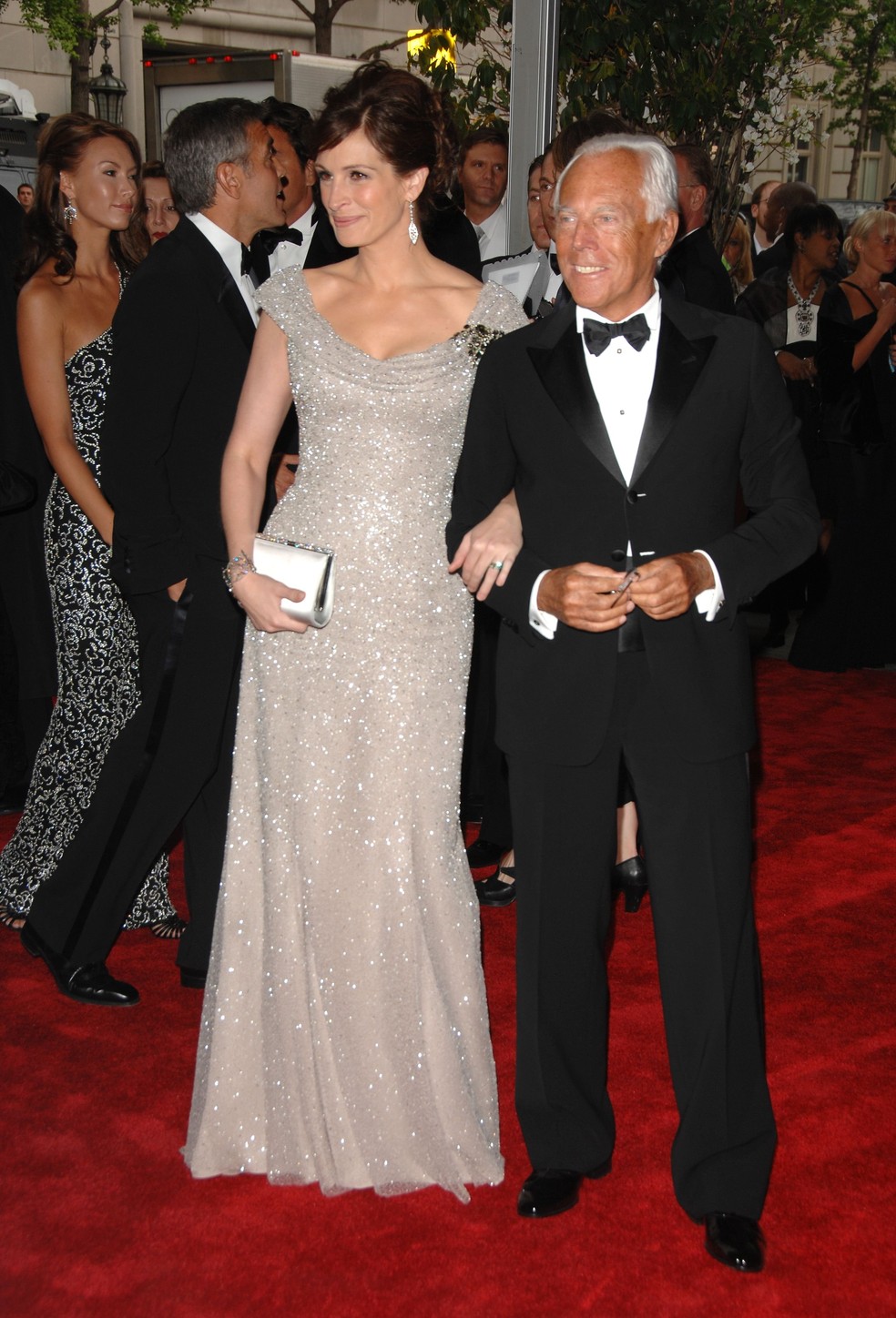 Armani e Julia Roberts em 2008, no Met Gala — Foto: Peter Kramer