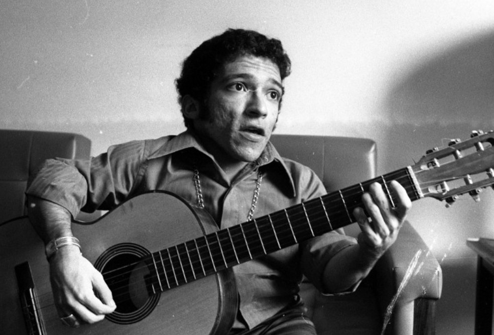 Nelson Ned com violão em 1970 — Foto: Arquivo