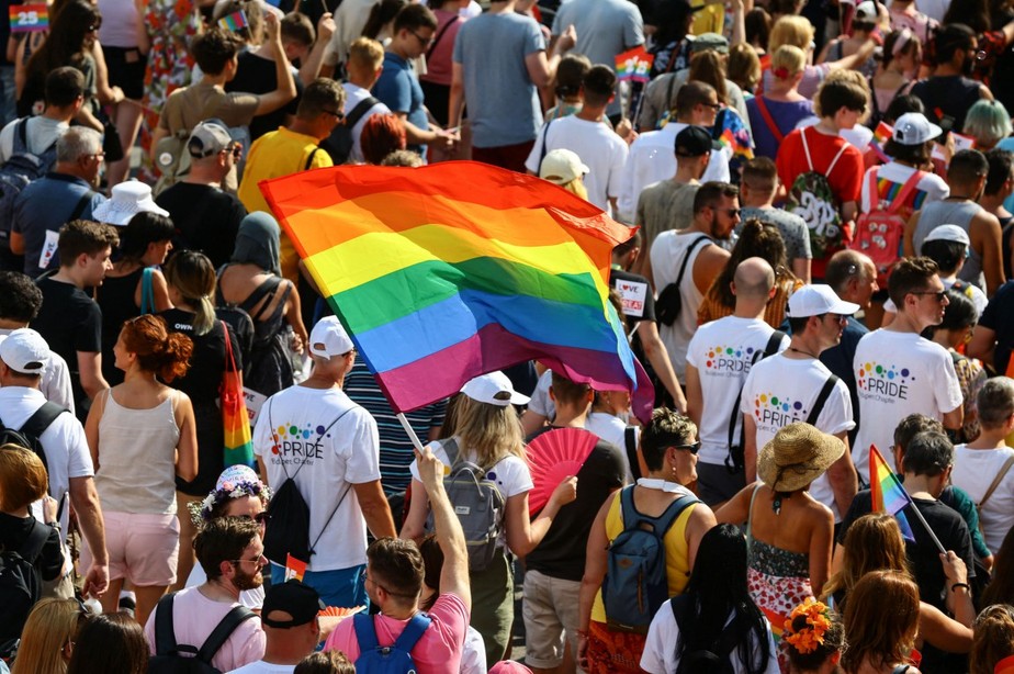 Adepto invade relvado com bandeira LGBT durante o hino da Hungria - SIC  Notícias