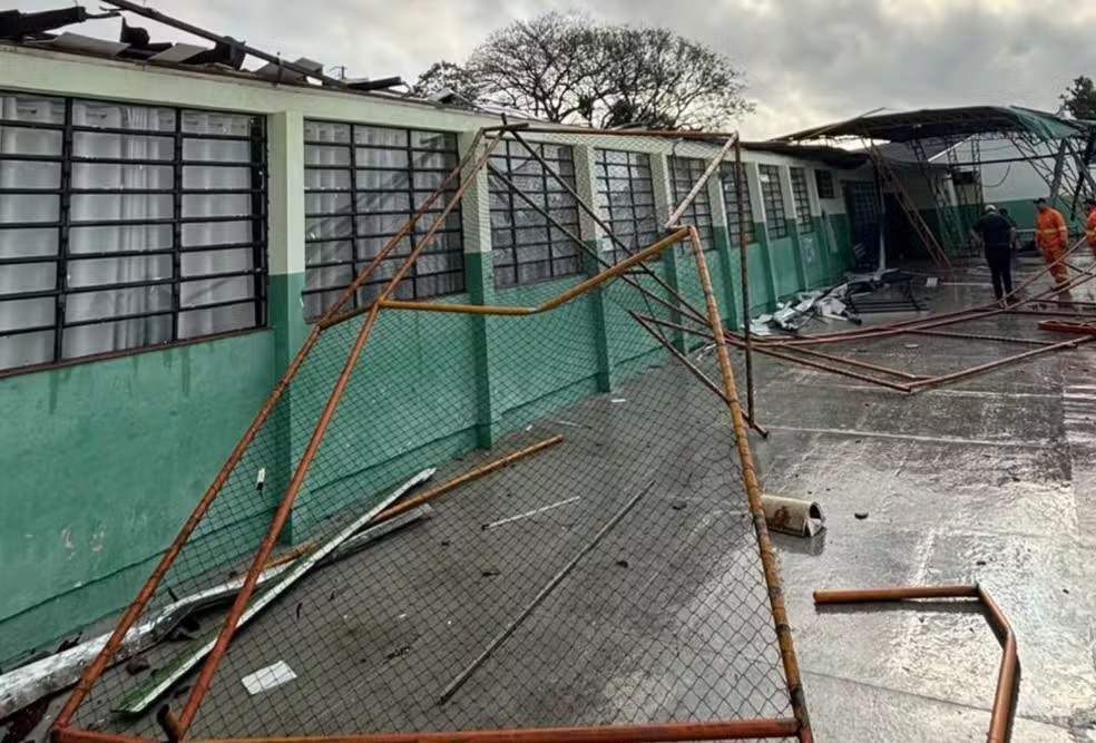 Queda de cobertura de escola após temporal em Ponta Grossa — Foto: Divulgação/Defesa Civil de Ponta Grossa