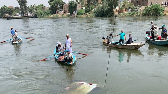 Pelo menos 10 pessoas morrem no Egito após ônibus despencar de balsa no Nilo