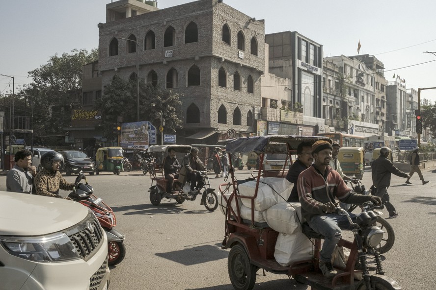 Tráfego na cidade velha de Nova Délhi, capital da Índia