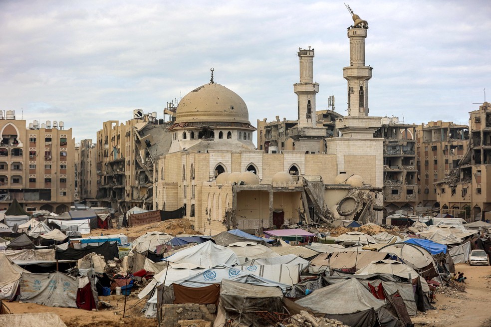 Tendas usadas por refugiados internos palestinos perto de mesquita em Khan Younis, no sul da Faixa de Gaza — Foto: Omar AL-QATTAA / AFP