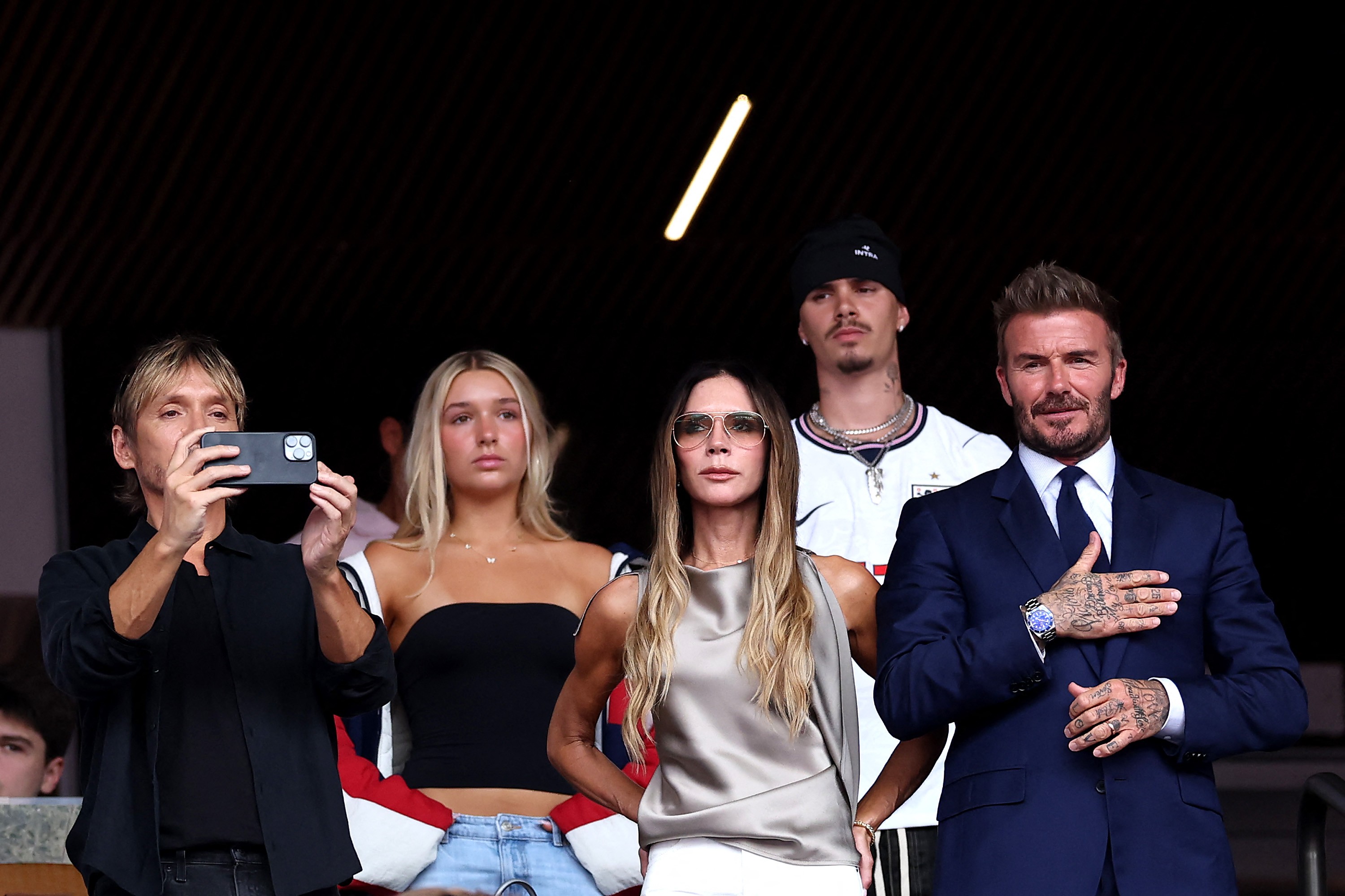 Victoria Beckham recria estilo de 20 anos atrás em jogo da Inglaterra