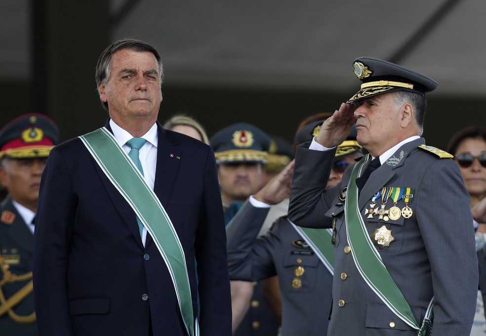 Jair Bolsonaro e o comandante do Exército, general Freire Gomes — Foto: Cristiano Mariz