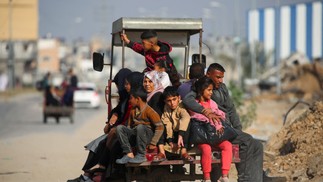 Palestinos fogem do campo de refugiados em Al-Maghazi, região central de Gaza, após ordem de evacuação de Israel — Foto: Eyad BABA / AFP