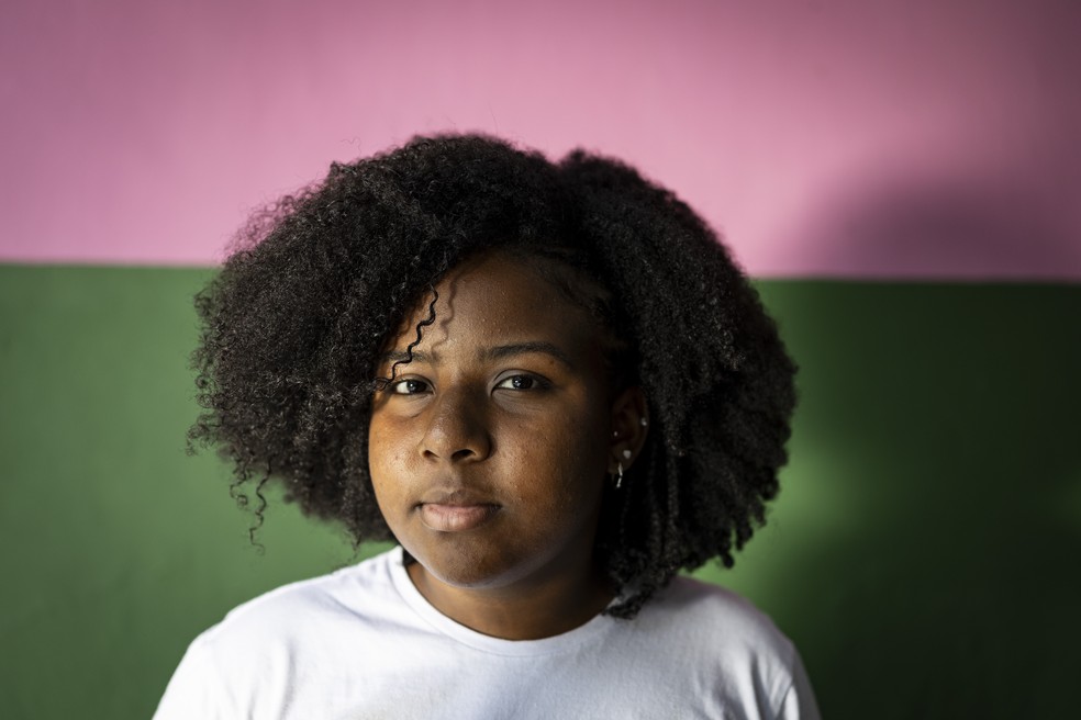 Maria Clara Torres, de 20 anos, afirma que o amor não era parte da rotina de suas avós, vítimas de violência doméstica — Foto: Márcia Foletto/Agência O Globo