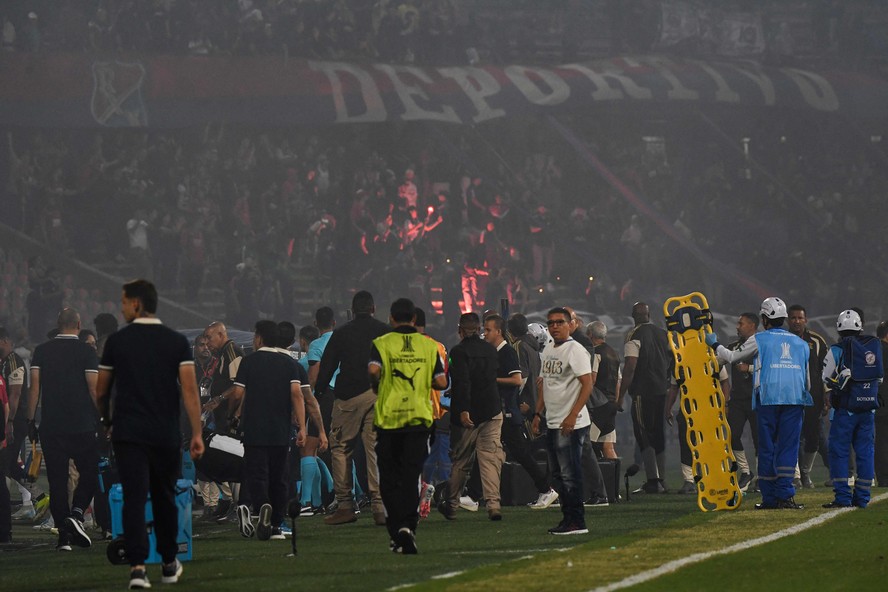 Confusão no jogo entre Independiente Medellín e Flamengo