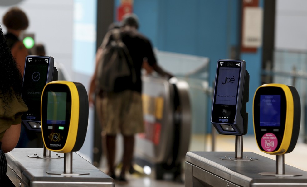 Sem integração entre modais municipais e estaduais, Riocar e Jay convivem nos sistemas de transporte do Rio - Foto: Fabiano Rocha/Agência O Globo