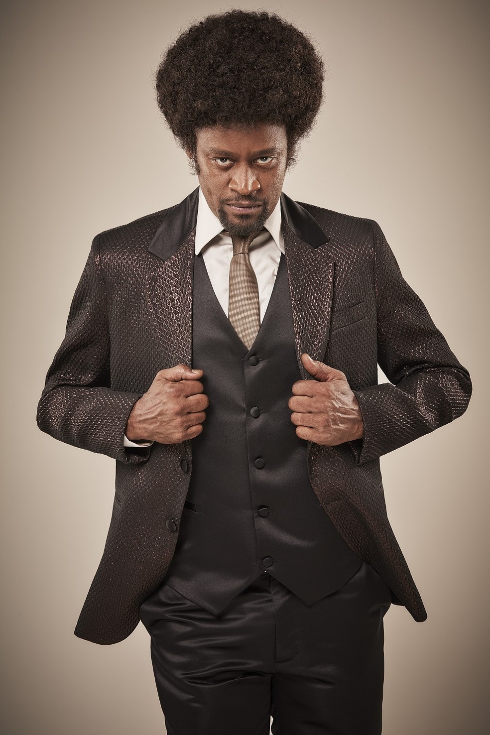 Toni Garrido interpreta Curtis Taylor Jr. — Foto: Divulgação