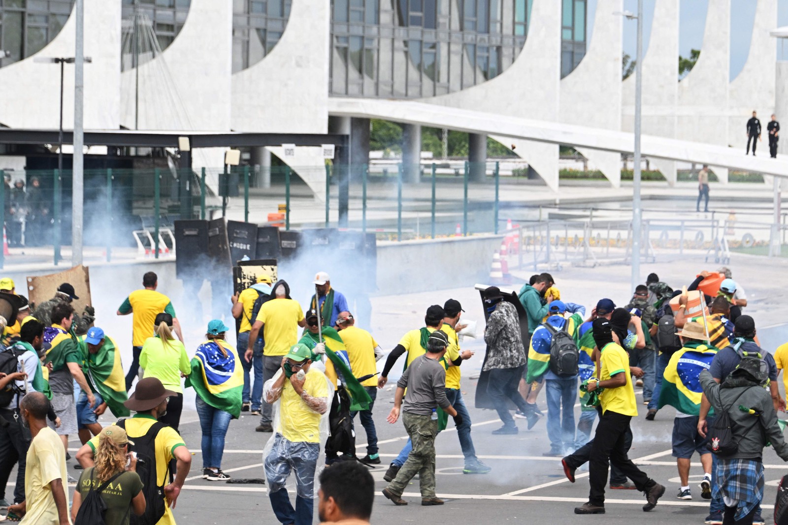 Confronto entre manifestantes bolsonaristas e agentes de segurança nos arredores do Palácio do Planalto — Foto: Evaristo Sá/AFP