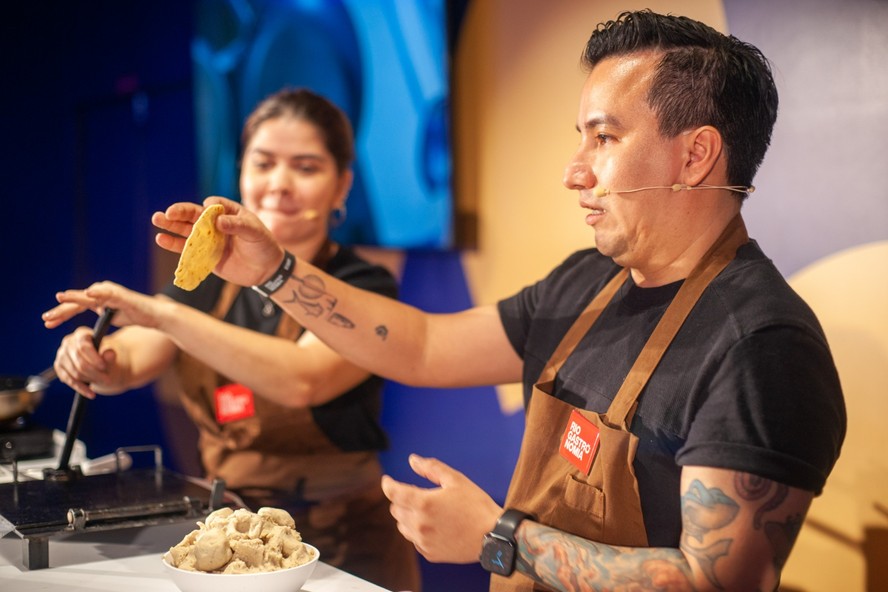 Premiados pelo ranking 50 Best, os chefs Luana Sabino e Eduardo Nava Ortiz, do paulistano Metzi, ensinaram técnicas da legítima cozinha mexicana no Rio Gastronomia