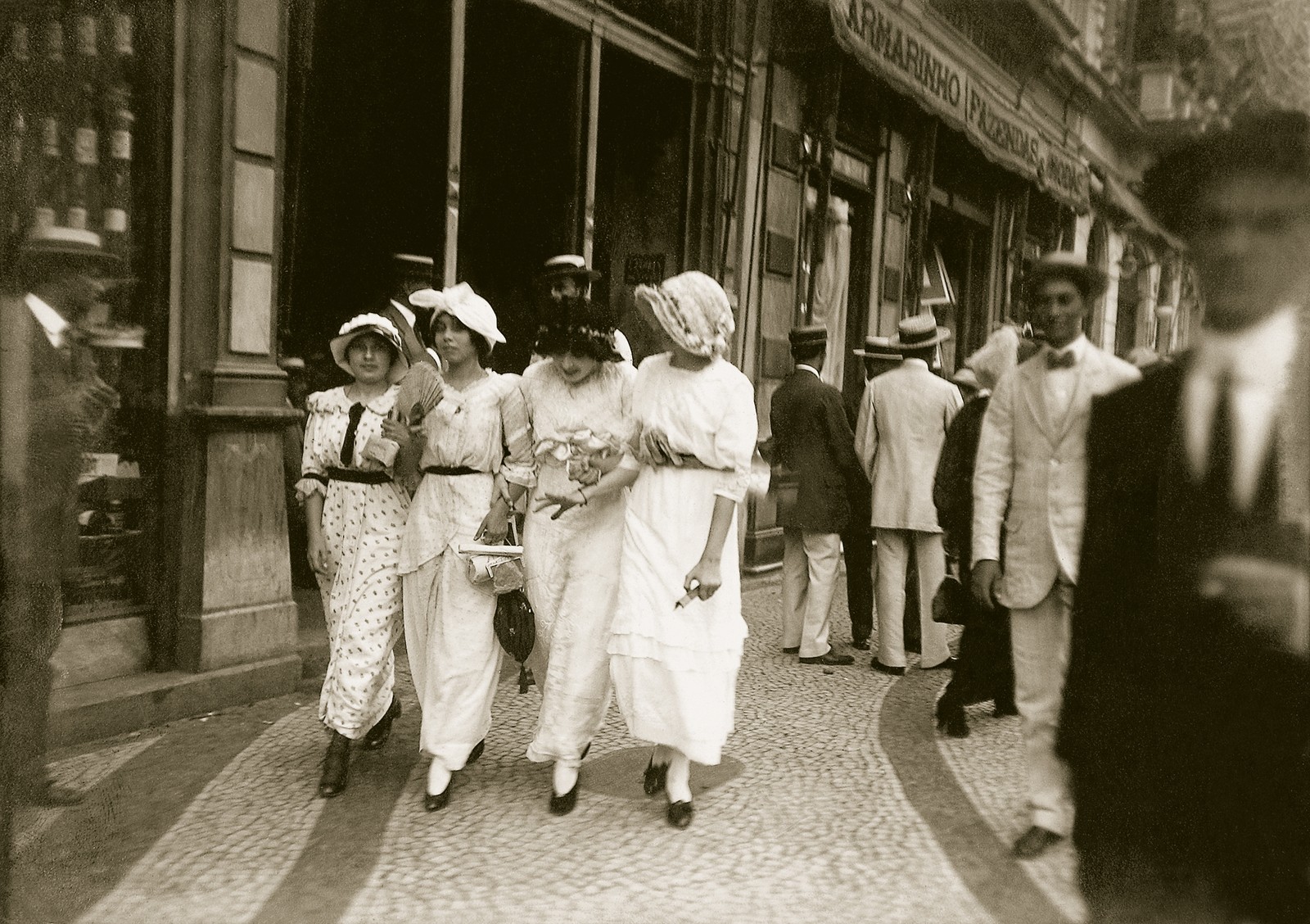 Mulheres caminham de braços dados na Avenida Rio Branco, Centro do Rio — Foto: Divulgação