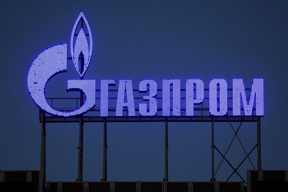 Logo da Gazprom, visto em fachada em São Petersburgo — Foto: Reuters