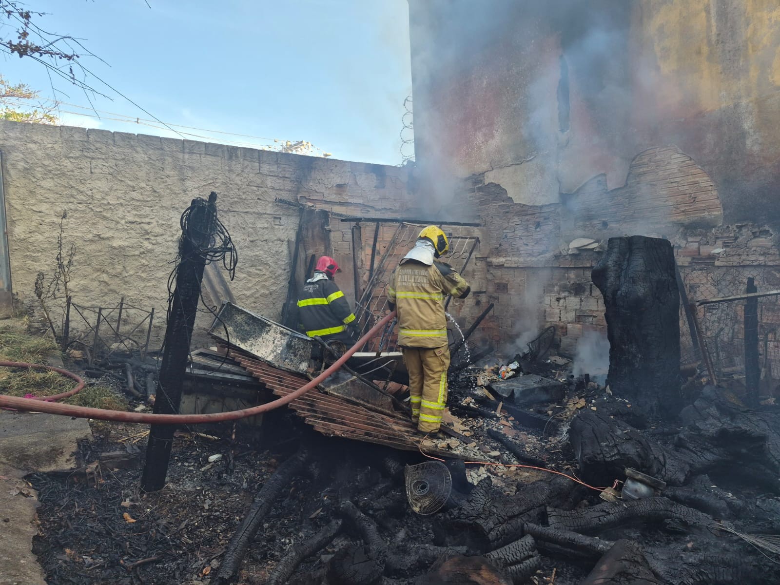 Queima de lixo provoca incêndio e destrói pertences de moradores em Belo Horizonte - QTU Questões do Universo
