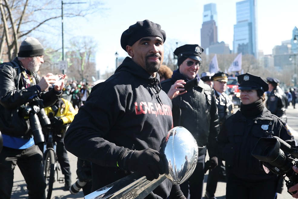 Jalen Hurts carrega o troféu Vince Lombardi, durante comemoração do Super Bowl LIX — Foto: Emilee Chinn/Getty Images/AFP