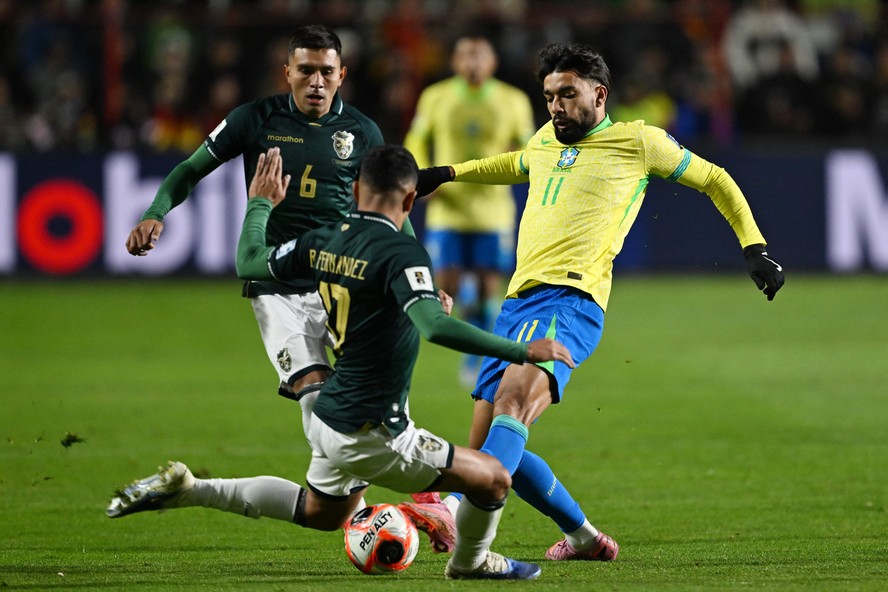 Lucas Paquet&aacute; enfrenta a marca&ccedil;&atilde;o de Roberto Fernandez na derrota do Brasil para a Bol&iacute;via, pelas Eliminat&oacute;rias